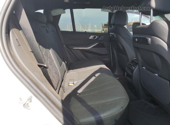 5UX13EU02S9Y76519 2025 BMW X5 White Vista interior trasera