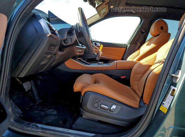 5UX13EU06R9S86382 2024 BMW X5 Green Вид панелі приладів