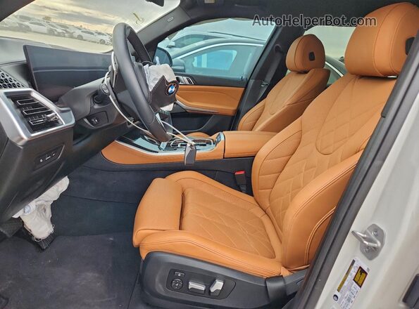 5UX13EU06R9V20701 2024 BMW X5 White Vista interior delantera