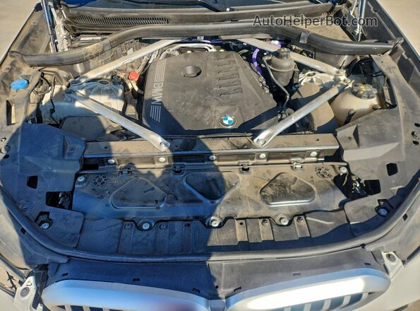 5UX13EU06R9V20701 2024 BMW X5 White Vista del compartimento del motor