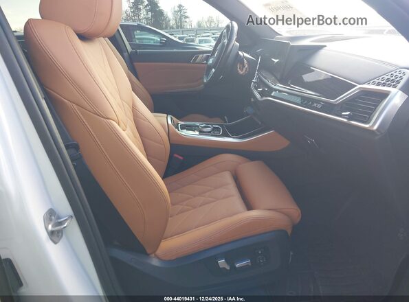 5UX13EU09R9T85018 2024 BMW X5 White წინა სალონის ხედი