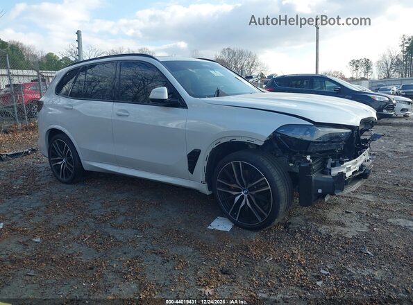 5UX13EU09R9T85018 2024 BMW X5 White უკანა სალონის ხედი
