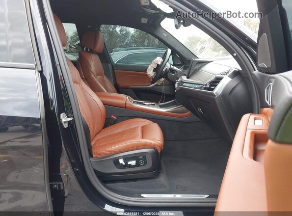 5UX23EM02R9S16477 2024 BMW X7 Black Widok wnętrza z przodu