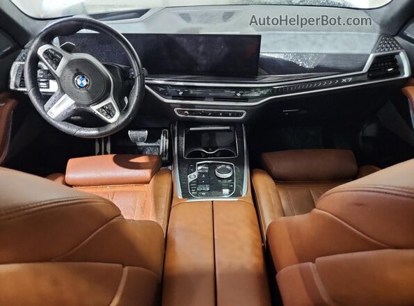 5UX23EM02R9U74014 2024 BMW X7 White Widok deski rozdzielczej