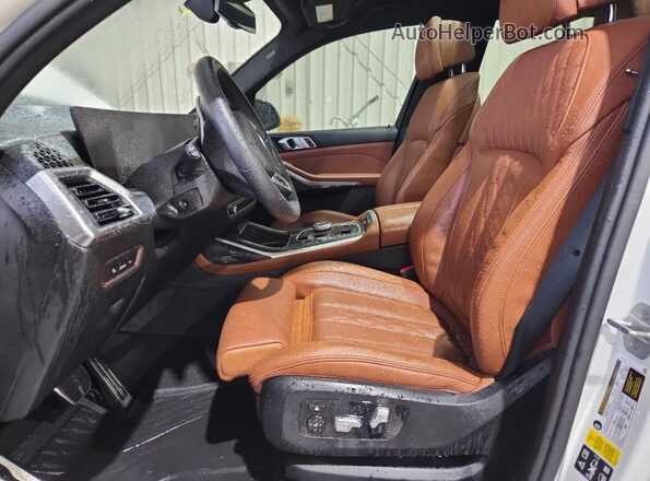 5UX23EM02R9U74014 2024 BMW X7 White Widok wnętrza z przodu