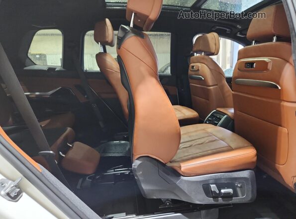 5UX23EM02R9U74014 2024 BMW X7 White Widok wnętrza z tyłu