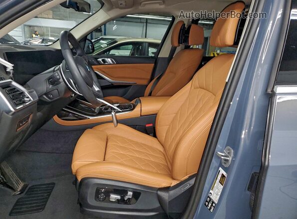 5UX23EM02R9V75831 2024 BMW X7 Gray წინა სალონის ხედი