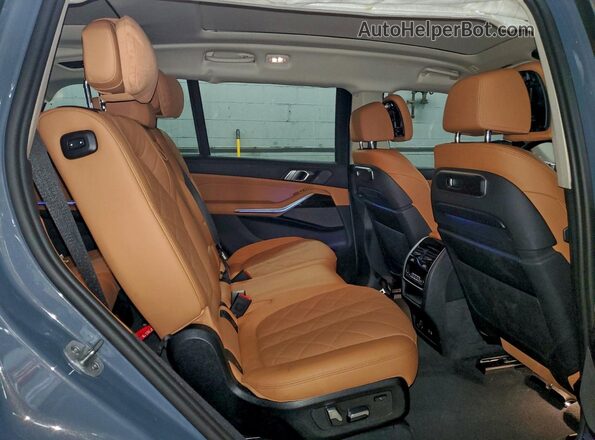 5UX23EM02R9V75831 2024 BMW X7 Gray უკანა სალონის ხედი