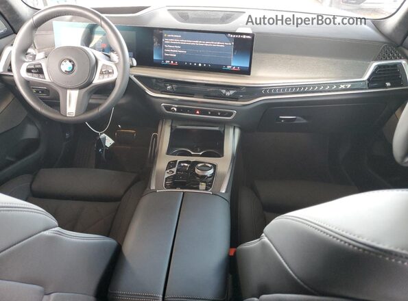5UX23EM05T9102044 2026 BMW X7 Gray Առջևի վահանակի տեսք