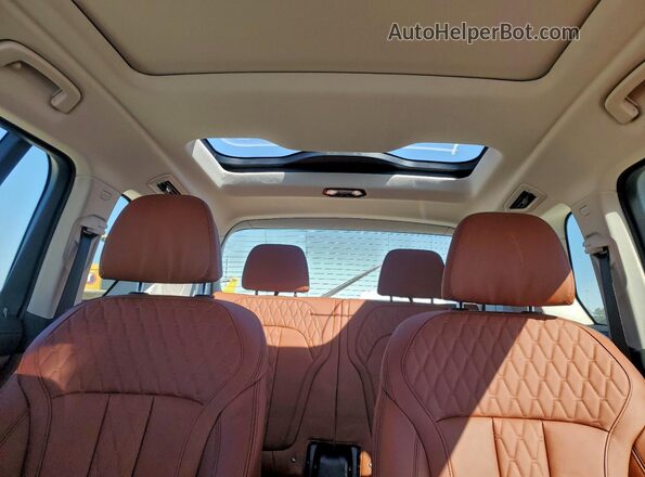 5UX23EM07P9P96161 2023 BMW X7 White Rear seats view
