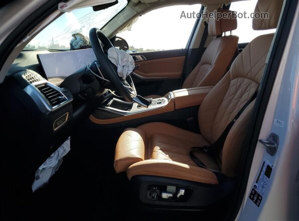 5UX23EM07S9W43157 2025 BMW X7 White Widok wnętrza z przodu