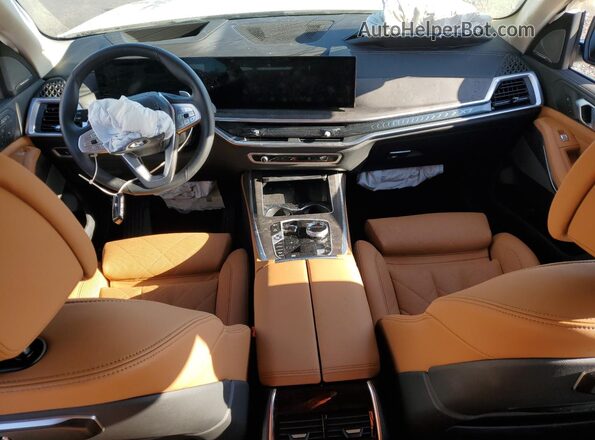 5UX23EM07S9W43157 2025 BMW X7 White Widok deski rozdzielczej