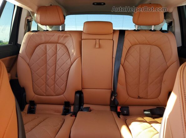 5UX23EM07S9W43157 2025 BMW X7 White Widok tylnych siedzeń