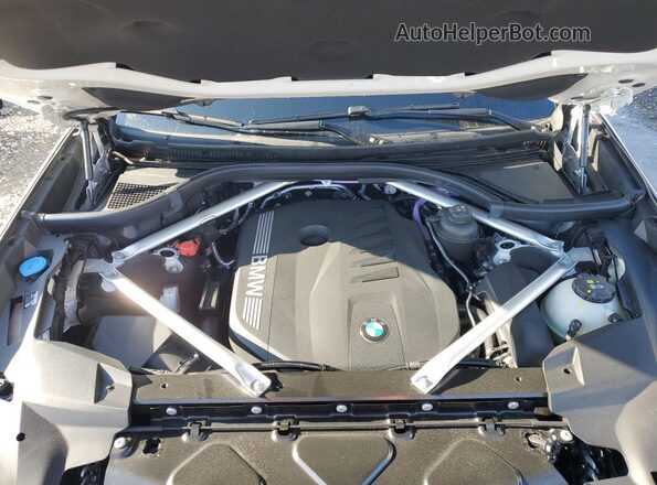 5UX23EM07S9W43157 2025 BMW X7 White Widok komory silnika