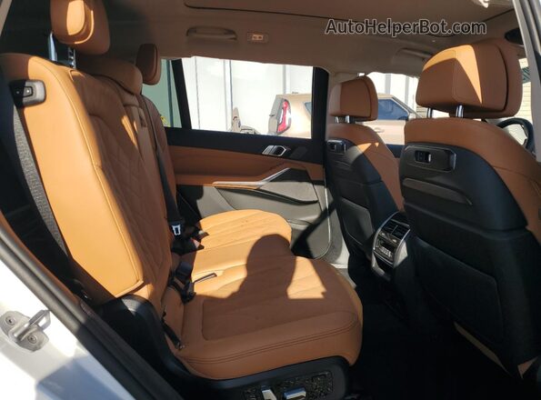 5UX23EM07S9W43157 2025 BMW X7 White Widok wnętrza z tyłu