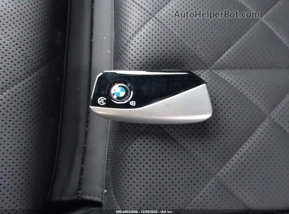 5UX23EM07S9X63640 2025 BMW X7 Black Vista del salpicadero