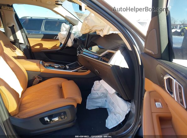 5UX23EM0XP9P00328 2023 BMW X7 Gray Widok wnętrza z przodu