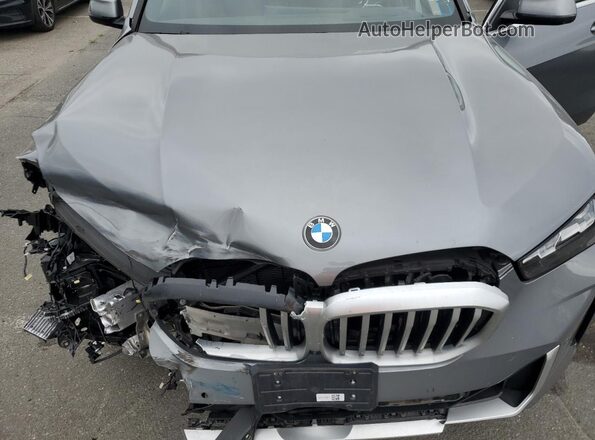5UX23EU03R9S30873 2024 BMW X5 Silver Widok komory silnika