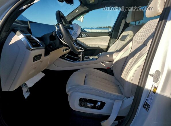 5UX23EU06S9W91233 2025 BMW X5 Белый Вид салона спереди