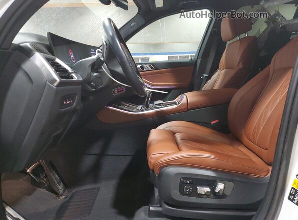 5UX23EU08R9T61930 2024 BMW X5 White Vista interior delantera