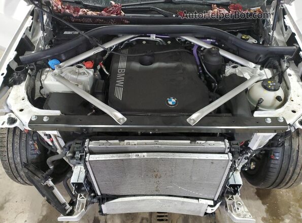 5UX23EU08R9T61930 2024 BMW X5 White Vista del compartimento del motor