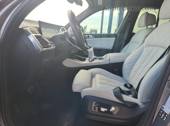 5UX23EU09R9V55141 2024 BMW X5 Gray Widok wnętrza z przodu
