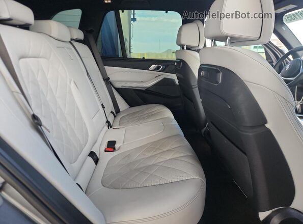 5UX23EU09R9V55141 2024 BMW X5 Gray Widok wnętrza z tyłu