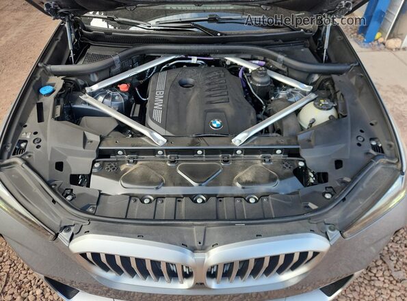 5UX23EU09R9V55141 2024 BMW X5 Gray Widok komory silnika