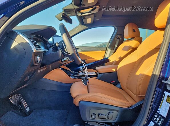 5UX33DT08S9118141 2025 BMW X4 Blue Front interior view