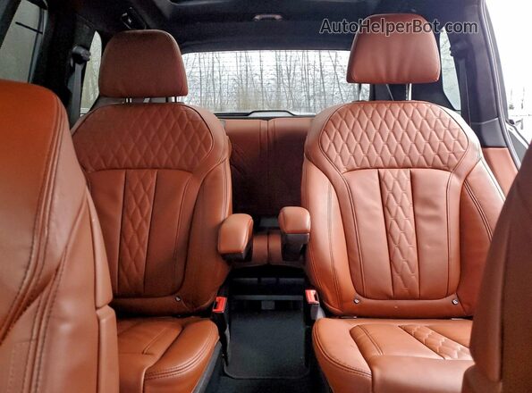5UX33EM02S9W30109 2025 BMW X7 Gray Vista de los asientos traseros