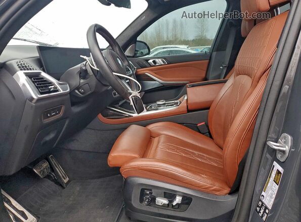 5UX33EM02S9W30109 2025 BMW X7 Gray Vista interior delantera