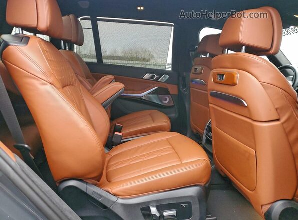 5UX33EM02S9W30109 2025 BMW X7 Gray Vista interior trasera