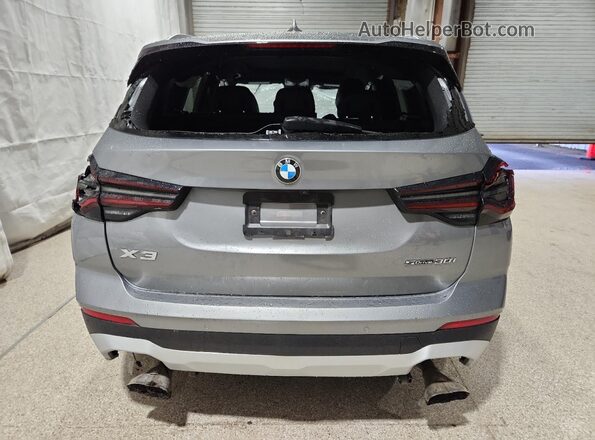5UX43DP04R9V05830 2024 BMW X3 Gray Vista trasera