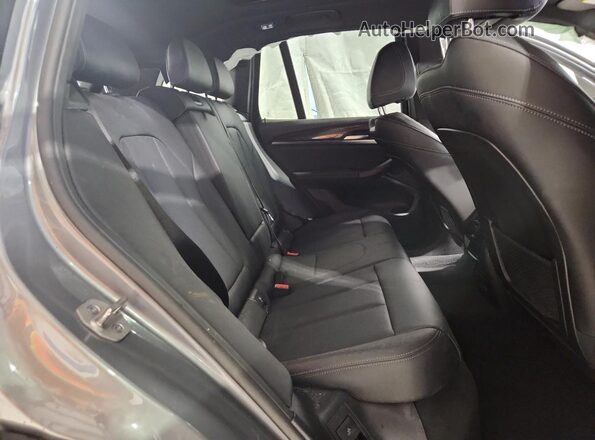 5UX43DP04R9V05830 2024 BMW X3 Gray Vista interior trasera