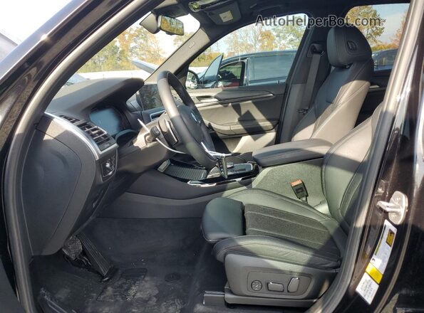 5UX43DP08R9U07402 2024 BMW X3 Черный Вид салона спереди