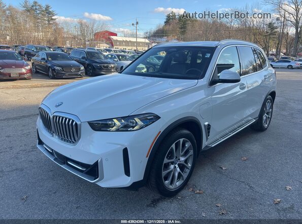 5UX43EU01S9Y38941 2025 BMW X5 White წინა მარცხენა ხედი სამი მეოთხედიდან
