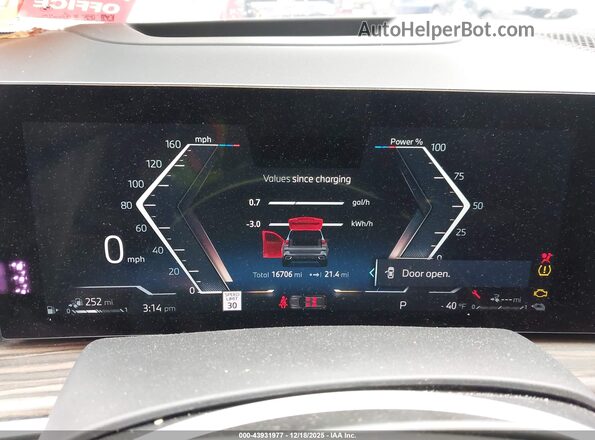 5UX43EU06S9X38673 2025 BMW X5 Green Vista de los asientos traseros