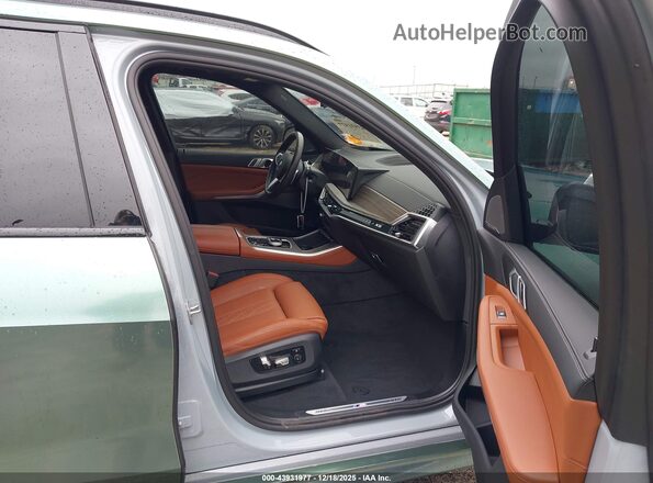 5UX43EU06S9X38673 2025 BMW X5 Green Vista interior delantera