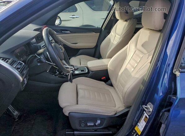 5UX53DP08N9J31592 2022 BMW X3 Blue Vista interior delantera