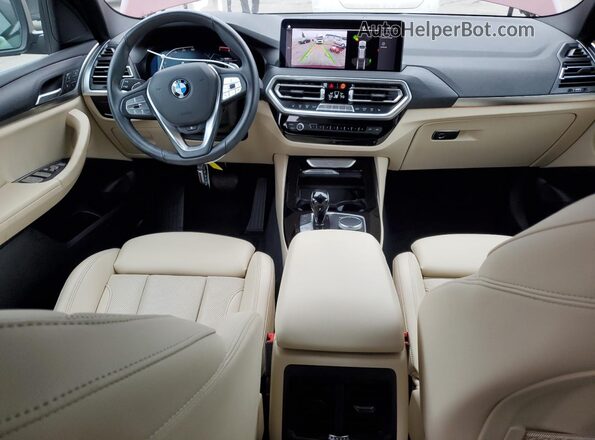 5UX53DP08N9K62621 2022 BMW X3 Maroon Widok deski rozdzielczej