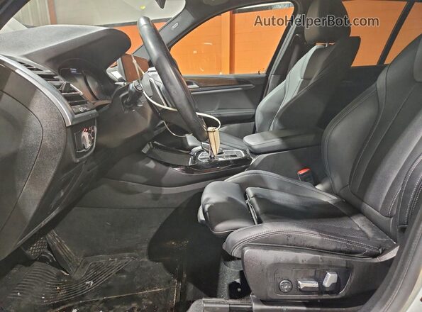 5UX53DP08N9L43909 2022 BMW X3 Белый Вид салона спереди