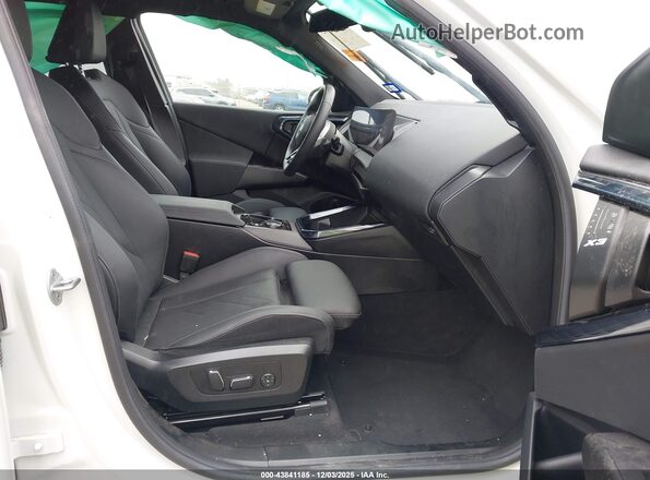 5UX53GP06S9Y88648 2025 BMW X3 White Widok wnętrza z przodu