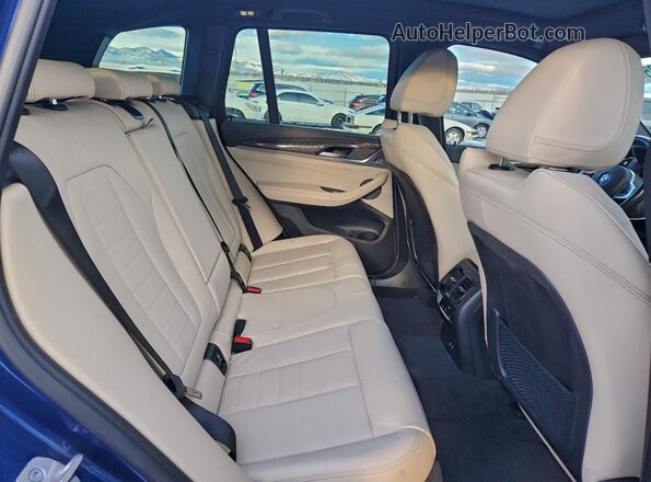 5UX83DP03N9K27062 2022 BMW X3 Blue Widok wnętrza z tyłu