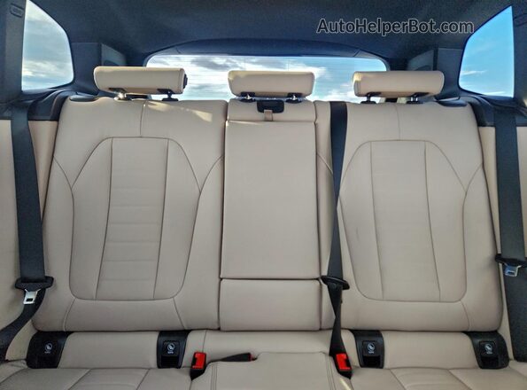 5UX83DP03N9K27062 2022 BMW X3 Blue Widok tylnych siedzeń