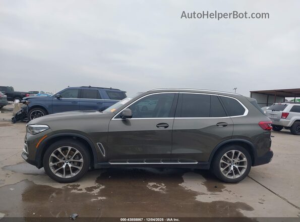 5UXCR4C07L9B02709 2020 BMW X5 Green Rear interior view