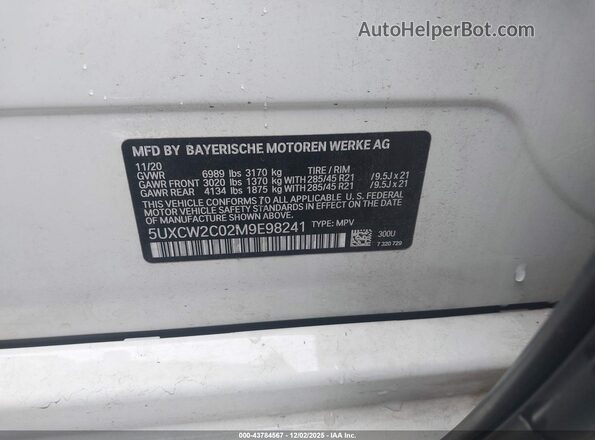 5UXCW2C02M9E98241 2021 BMW X7 White Vista del compartimento del motor