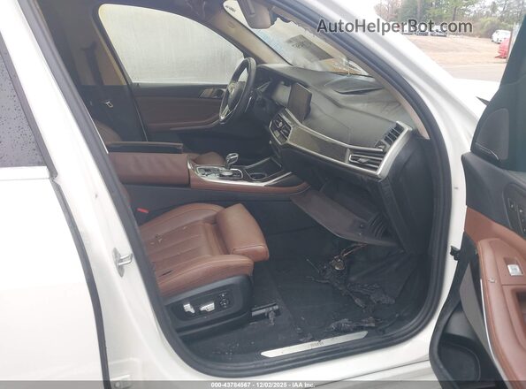 5UXCW2C02M9E98241 2021 BMW X7 White Vista interior delantera