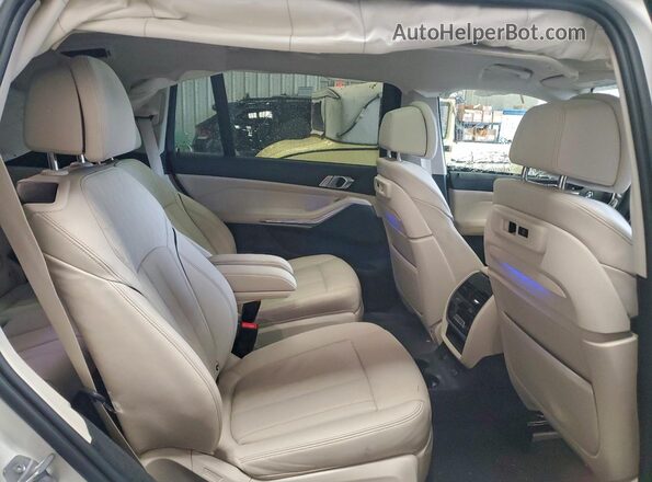 5UXCW2C02N9L52050 2022 BMW X7 White Սալոնի հետևի տեսք
