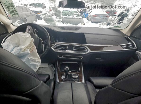 5UXCW2C06M9G35200 2021 BMW X7 White Առջևի վահանակի տեսք
