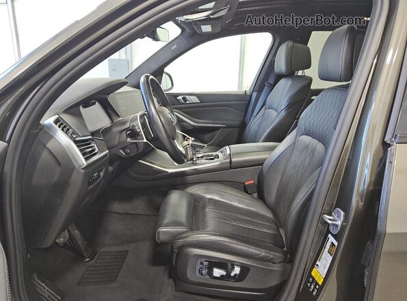 5UXCW2C06M9G93520 2021 BMW X7 Зеленый Вид салона спереди